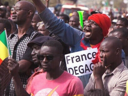 Un homme brandit une pancarte sur laquelle on peut lire « France, dehors » lors d'une manifestation contre les forces françaises et onusiennes, à Bamako, au Mali, le 10 janvier 2020