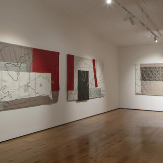 Maïmouna Guerresi, A’ishah: Los caminos del alma, vista de exhibición. Cortesía de la Galería Mariane Ibrahim