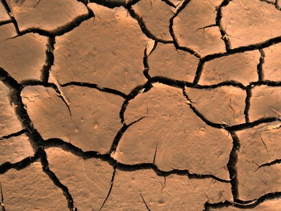 Conflitti per l'acqua, con l'aumento della scarsità d'acqua, si intensifica il rischio di conflitti tra nazioni, comunità e gruppi etnici per il controllo delle risorse idriche, causando instabilità geopolitica.
