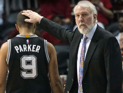 Tony Parker et Gregg Popovich, le coach des Spurs, le 2 janvier 2017 © John Amis AP/SIPA