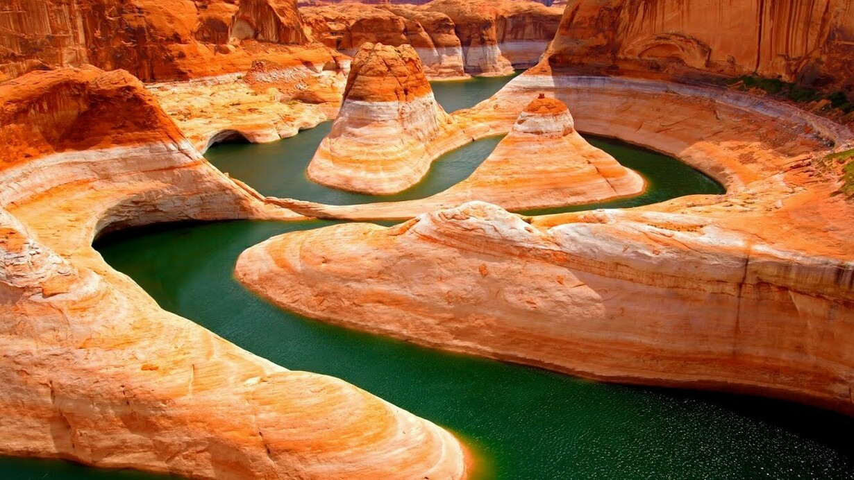 Depósito natural de agua en el desierto