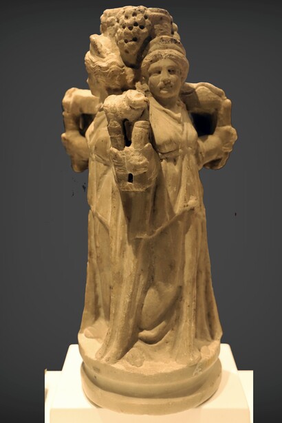 Portatrice di torce, chiavi e segreti, Ecate guida chi cerca conoscenza attraverso il mistero e l’intuizione. Statuetta di Ecate, in marmo, dalla collezione Venuti, I secolo d.C.,  Museo dell'Accademia Etrusca e della città di Cortona, Italia