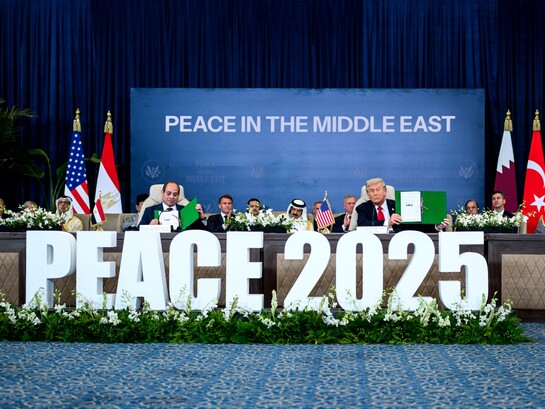 Una pace nata da una guerra combattuta su un solo fronte è spesso fragile, perché non nasce da un equilibrio, ma da una resa forzata. In copertina vari politici firmano il trattato di pace tra Israele e Palestina, in un convegno a Sharm el-Sheikh, Egitto, ottobre 2025