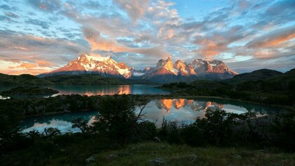Raúl Ruiz decía que los chilenos mantenemos una relación singular con lo fantástico: las cosas más insólitas ocurren delante de nosotros y, sin embargo, rara vez nos permitimos que nos asombren. Las Torres del Paine, dicen que es el lugar más lindo de la Tierra, Chile