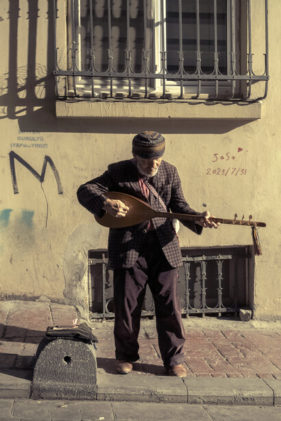 Hombre mayor tocando un instrumento en la calle. A Viscarra no lo asustan los horrores que retrata, sus relatos están exentos de falsa compasión