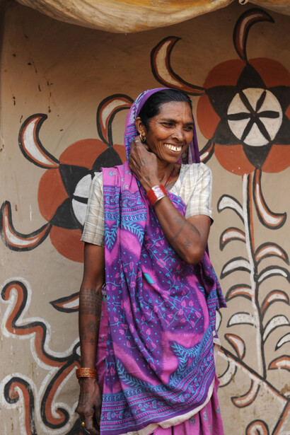 Deidi Von Schaewen, Artist in Bhelwara in front of her painted wall in Sohrai style