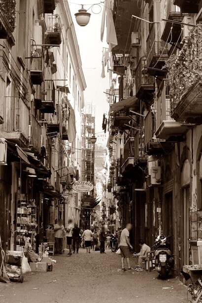 Napoli parla sempre. Non si può zittire! Starsene per conto proprio