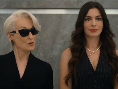 Miranda Priestly e Andy Sachs dividem o elevador em uma das cenas mostradas no trailer oficial do filme. A sequência simboliza o reencontro entre duas personagens marcadas por uma relação de admiração, conflito e transformação
