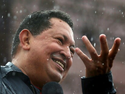 Hugo Chávez abre la mano para coger las gotas de lluvia