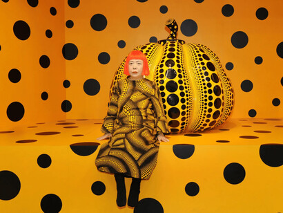 Yayoi Kusama en su instalación «Obsesión por los puntos», frente a la obra «Calabaza»