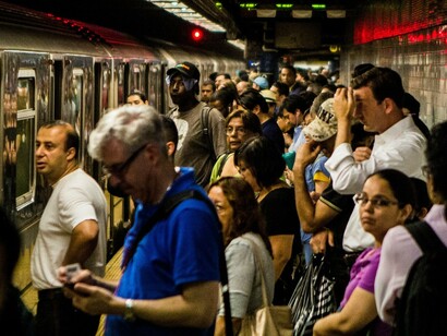 Centenares de personas intentan subir al metro en una estación 