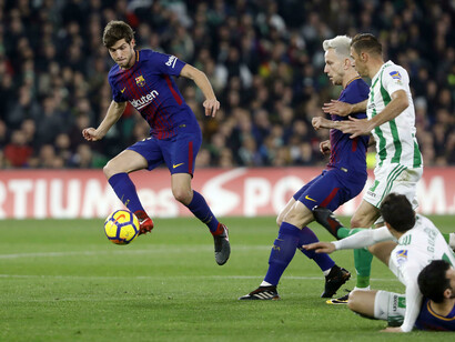 Sergi Roberto, izquierda, controla el balón durante un partido entre el Barça y el Betis, cuyo juego vistoso ha sido una de las noticias más agradables del primer tramo