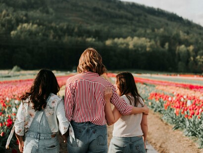 Mulheres amigas; A data é marcada por lutas e reivindicações dos nossos direitos