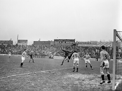 Futebol militar Holanda versus Portugal, 1955. O que me faz falta, e muito, é a parte romântica do futebol, como também da criatividade dos jogadores. Aquele momento em que um jogador, que cresceu num clube, se tornava o emblema vivo da sua história. Falamos de figuras que, com os seus feitos e conquistas, estavam lá, ano após ano, representando mais do que uma camisola, mais do que um contrato. Eram referências, verdadeiros heróis dos balneários, capazes de inspirar os companheiros de equipa e criar uma ligação profunda com os adeptos, ou aquele jogador que sabemos que pode mudar o rumo do jogo “sozinho”
