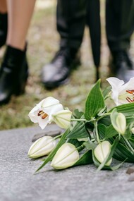 Fui a poucos funerais. Dizer que não gosto de funerais soa quase redundante, pois ninguém gosta. Mas até agora, tive a sorte de ter perdido poucas pessoas próximas. Ainda assim, é sempre um momento estranho. O ambiente torna-se pesado, o ar fica denso e ninguém parece saber bem como estar ou o que dizer. Cresci habituado a ver funerais em filmes de Hollywood: a atmosfera dramática, as lágrimas medidas, o convívio posterior na casa do familiar, as mesas cheias de comida e as memórias partilhadas. Por cá é diferente. Aqui há o velório, esse último adeus silencioso, antes do funeral propriamente dito. Menos encenação, mais peso