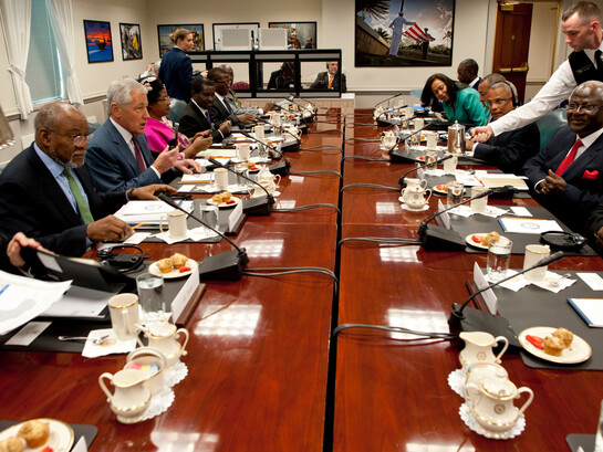 Le secrétaire américain à la Défense Chuck Hagel s’entretient avec plusieurs dirigeants africains au Pentagone lors d’une réunion consacrée à la coopération sécuritaire et à la stabilité en Afrique de l’Ouest, le 28 mars 2013