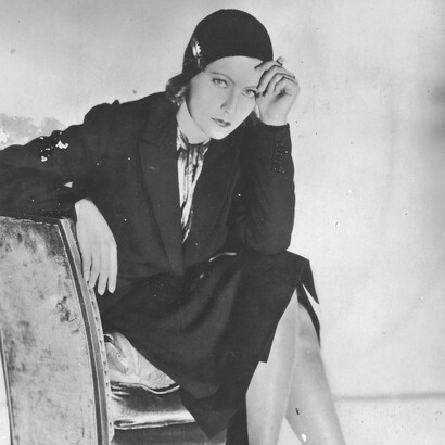 Greta Garbo, con la sua immagine, contribuì a introdurre un modello di femminilità più austero e sofisticato, spesso caratterizzato da linee essenziali, tagli maschili e un'eleganza distante dagli stereotipi della seduzione hollywoodiana