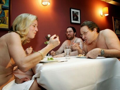 Clientes de un restaurante comiendo desnudos