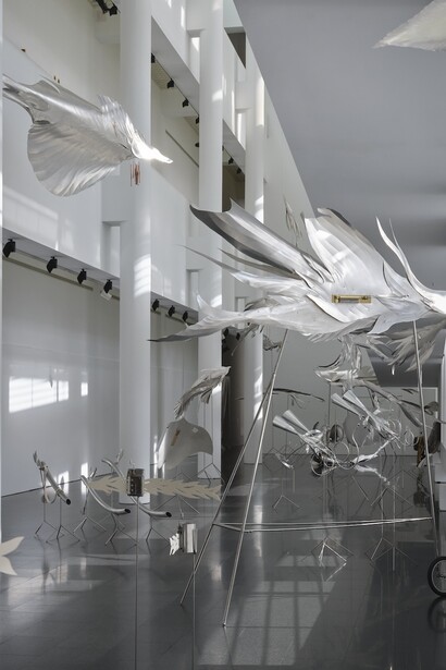 Petrit Halilaj y Álvaro Urbano, Ensamble lunar para mares en alza, vista de exhibición. Cortesía de Museu d’Art Contemporani de Barcelona