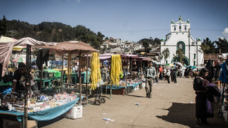 Un mercatino nella piazza della chiesa di San Juan Batipsta