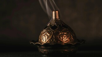 Se você procurar pela internet, vai encontrar rapidamente que o significado de Ayurveda é “conhecimento da vida”. De uma forma simplória, podemos dizer que é isso mesmo. Mas se nos debruçarmos sobre a origem etimológica dessa palavra, poderemos encontrar um universo gigantesco de significados