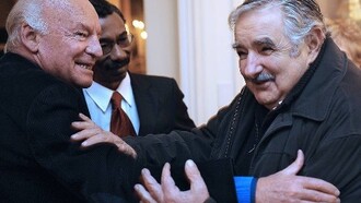 Eduardo Galeano (1940-2015, izquierda) con el presidente de Uruguay, veterano guerrillero urbano, José Mujica ( 1935-2025, derecha)