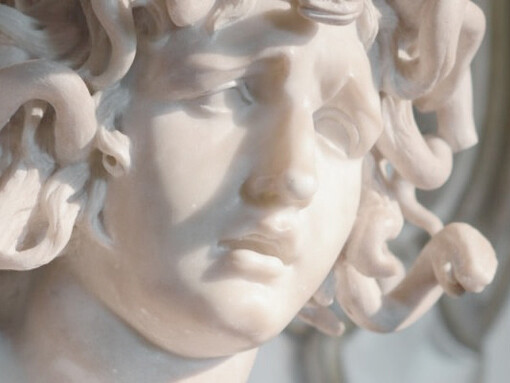 Busto de Medusa en mármol inspirada en el personaje mitológico por Gian Lorenzo Bernini