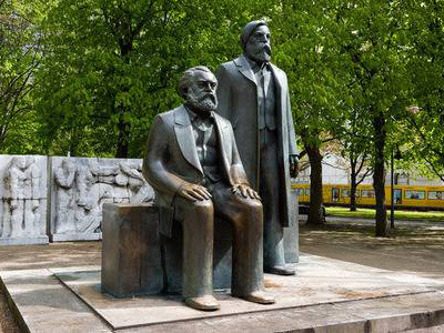 Estatua de Marx y Engels en Biskek, Kirguistán