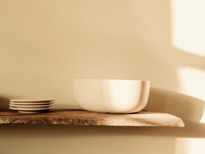 Pile di piatti: "Eleonora fissò il piatto, indecisa. Sentiva che quello era solo l’inizio di qualcosa di straordinario, ma anche di pericoloso. Poteva fidarsi?"