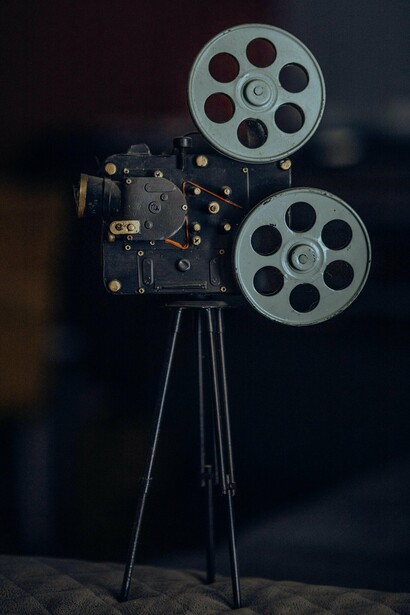 Os rolos externos da câmera lembram uma era em que filmar exigia técnica, paciência e imaginação prática. O cinema dos anos 1980 transformou limitações técnicas em identidade visual, algo que Projeto Hail Mary procura resgatar. Muito antes da pós-produção digital dominar Hollywood, a magia do cinema acontecia diretamente no set de filmagens