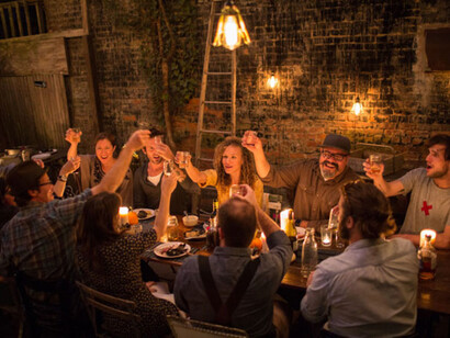 Brindando por la amistad