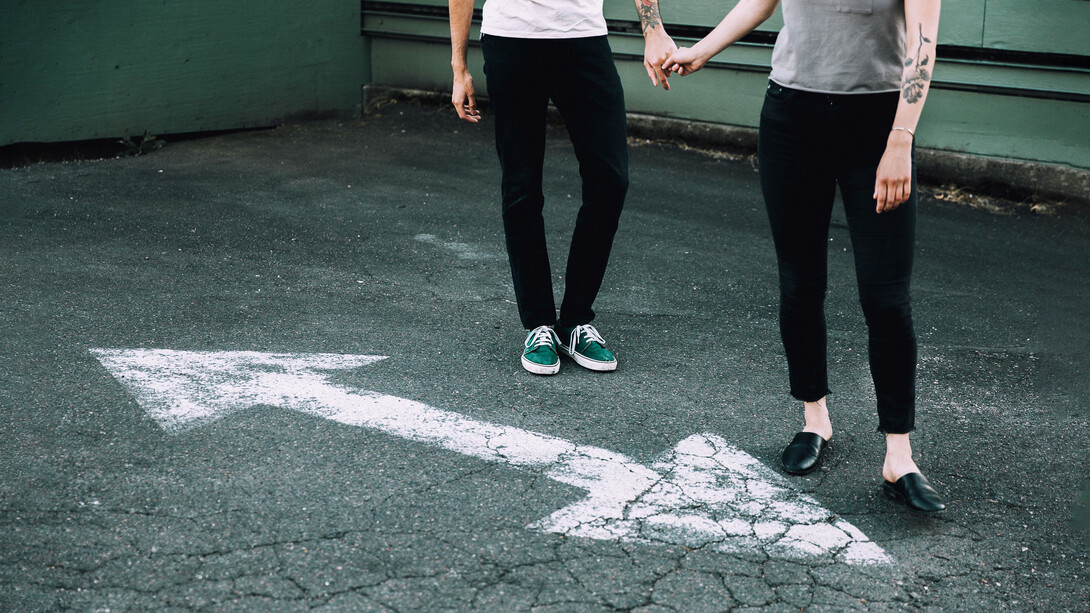 Una pareja separa sus manos e inician un nuevo camino