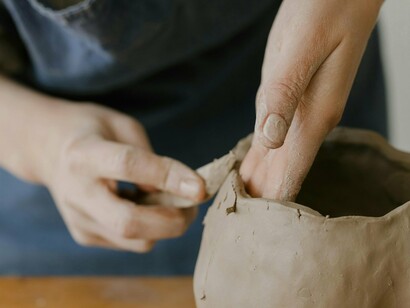 E o mais bonito é que esse prazer se espalha e reverbera, porque quem começa a praticar uma atividade manual costuma perceber mudanças sutis em outras áreas da vida. A paciência se estende para o trabalho, as relações ficam mais leves, o olhar fica mais atento aos detalhes. É como se o corpo, ao reaprender a agir com calma, ensinasse a mente a fazer o mesmo