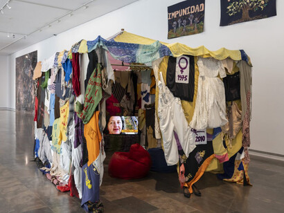 Carolina Caycedo, Tierra de los amigos, vista de exhibición. Cortesía del Institut Valencià d’Art Modern