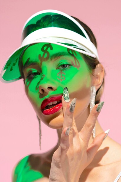 Mulher com unhas longas posando