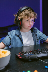 Os videogames proporcionam benefícios surpreendentes que vão além do entretenimento: ajudam no raciocínio lógico, incentivam habilidades sociais e aprimoram a cognição. Eles são um recurso que, usado com equilíbrio, pode auxiliar no desenvolvimento infantojuvenil