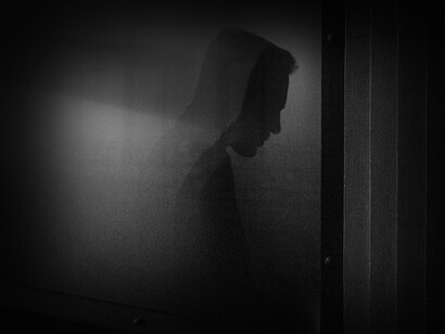 Sombra del perfil de un hombre pensativo