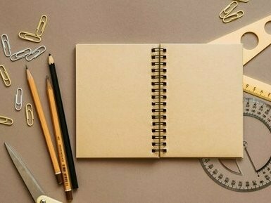 A professora Ivone aproximou-se de mim, o sorriso dela era o mesmo de sempre, quando eu era tão ou mais pequeno que aquelas pequenas pessoas. Abraçou-me demoradamente, apertadamente, e sussurrou-me ao ouvido: Eu sempre acreditei em ti! Obrigado, meu menino dos caracóis