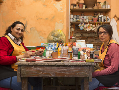  Umme Kulsoom (sulla sinistra) nel laboratorio di ceramica dell’associazione Città Futura insieme alla sua assistente di Riace. Umme arriva dal Pakistan, ha 4 bambini e vive da 4 anni nella città dell’accoglienza  © ph. Michele Cirillo 