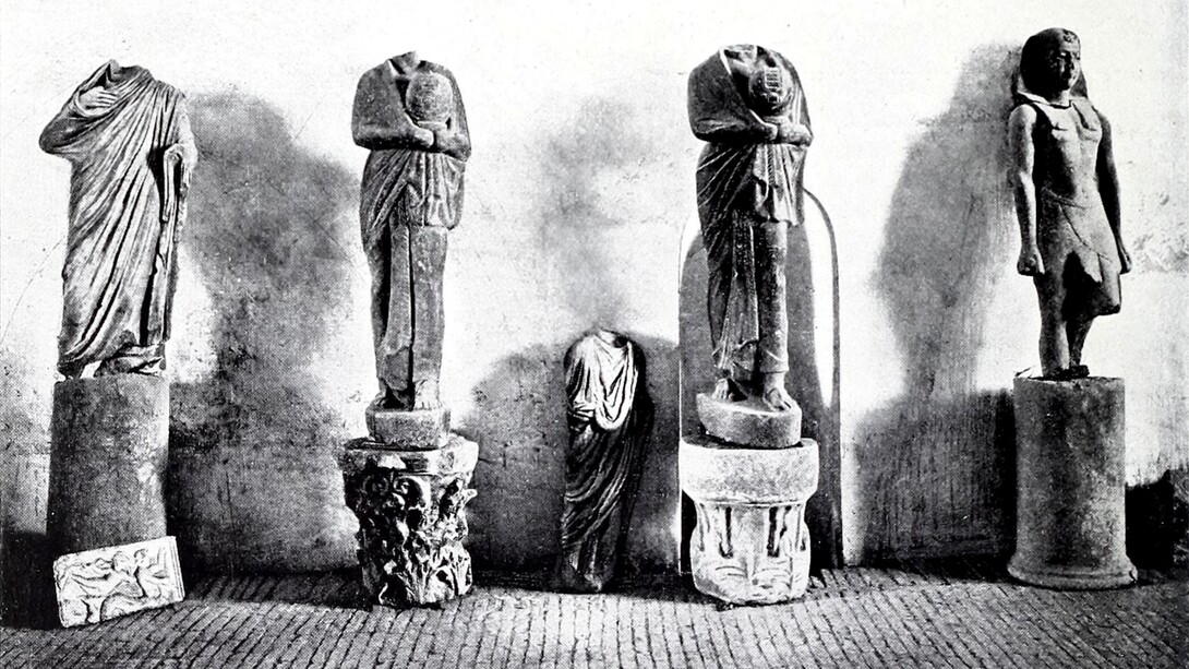 Reperti dello scavo del 1903 in una foto d'epoca, Tempio di Iside, Benevento, Italia