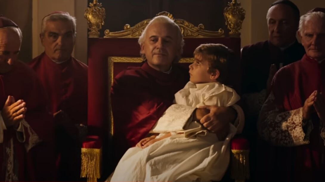 Paolo Pierobon e Enea Sala, interpreti di Papa Pio IX e Edgardo Mortara in una scena del film "Rapito", 2023, diretto e scritto da Marco Bellocchio, insieme a Susanna Nicchiarelli, Edoardo Albinati e Daniela Ceselli, un team che ha lavorato per trasporre fedelmente la complessa vicenda storica sul grande schermo