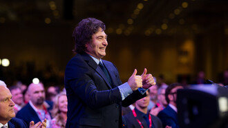 El escándalo de la criptomoneda $Libra, vinculado al presidente argentino Javier Milei, expuso las complejidades y riesgos de la especulación financiera en el ámbito político. Milei en la Conferencia de Acción Política Conservadora, Maryland, Estados Unidos, 22 de febrero de 2025