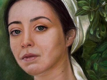 Luisa Vargiu, Ana, 2024, 30x40 cm. Pastello secco su Pastelmat. “Ci sono volti che non chiedono di essere guardati. Si rivelano lentamente, come una presenza silenziosa che si lascia scoprire solo da chi sa osservare davvero. Ana è uno di questi.” Foto: Luisa Vargiu