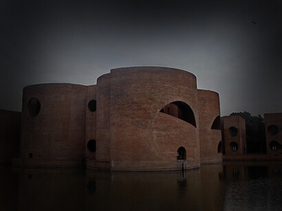 National Parliament House, Dhaka, Bangladesh. È un mondo in cui ogni spazio è una poesia, ogni raggio di luce un verso e ogni mattone una parola