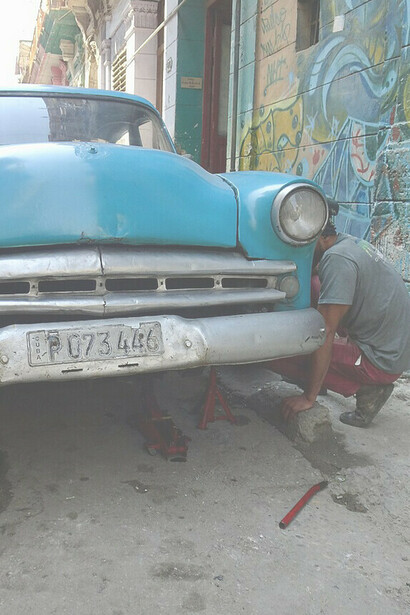 A situação piorou devido às novas sanções impostas pelos Estados Unidos após sua intervenção na Venezuela, que interromperam o fluxo de petróleo para Cuba