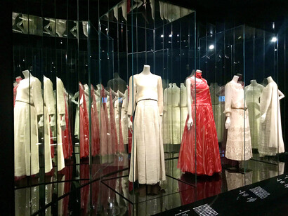 Gabrielle Chanel, Manifeste de Mode, exhibition at Mitsubishi Ichigokan Museum in Tokyo. Gallery view © Alma Reyes