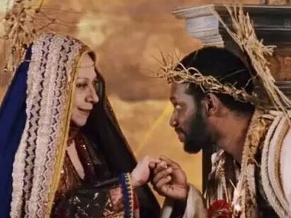 Fernanda Montenegro em O auto da compadecida. Quando comecei a reassistir depois de anos a minha intenção não era apenas relembrar o enredo e tirar boas risadas, de fato ri muito, mas chorei também. E em cada situação foi fácil reconhecer na vida sofrida dos sertanejos, na amizade dos dois amigos, no romance inesperado, a similaridade com a vida do nordestino em si