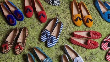 Charles Philip Pozzi realizza slippers utilizzando i tessuti a righe delle camicie italiane 