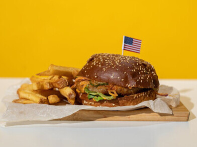 Hamburger e patatine, tipico piatto americano