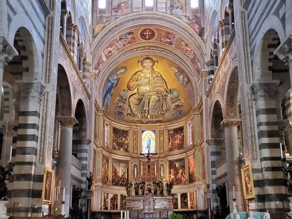La Cattedrale di Santa Maria Assunta, nota come Duomo di Pisa, è la principale chiesa della città e uno dei capolavori dell’architettura romanica pisana. Pisa, Italia